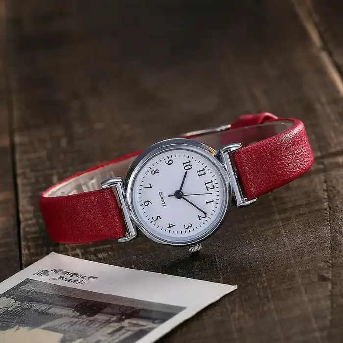 2021 Montres classiques pour femmes Noir Rouge Casual Quartz Bracelet en cuir Montre rétro Ronde Analogique Horloge Montres-bracelets pour dames