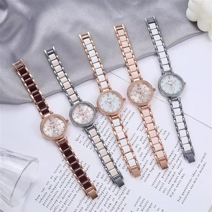 Montre-bracelet élégante et décontractée quartz pour femmes occasions spéciales bronze café multicolore rose gris