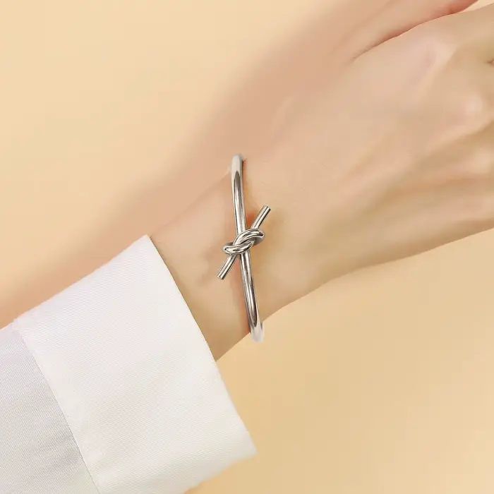 Bracelet en acier inoxydable à noeuds plaqué argent pour femmes occasions spéciales mariage anniversaire style tendance