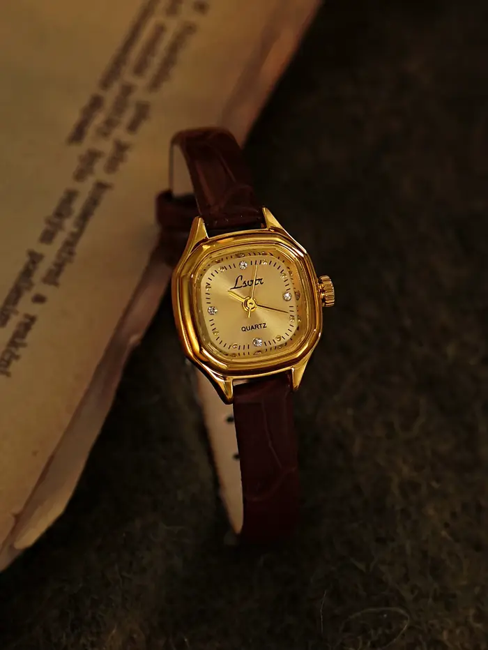 Montre mini dorée à cadran carré style vintage bracelet en cuir marron résistant à l'eau pour femme occasions spéciales