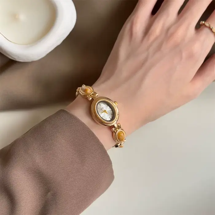 Montre ovale luxe quartz avec pierres précieuses colorées pour femmes occasions spéciales élégantes et sophistiquées