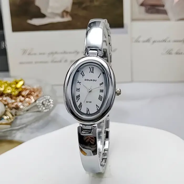 Célèbre marque femmes cadran ovale montres à Quartz de luxe dames Bracelet