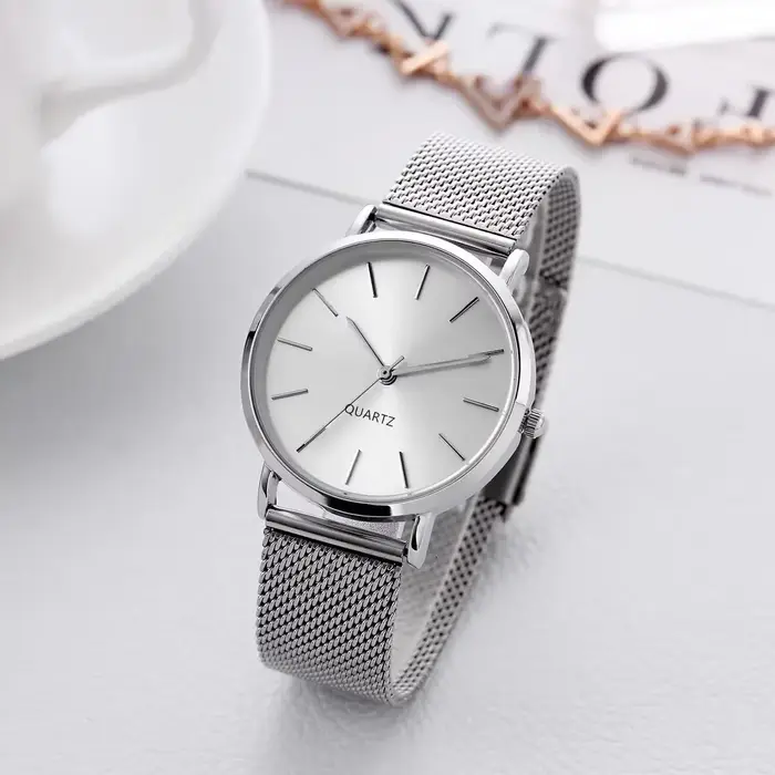Montre pour femme élégante en argent de luxe