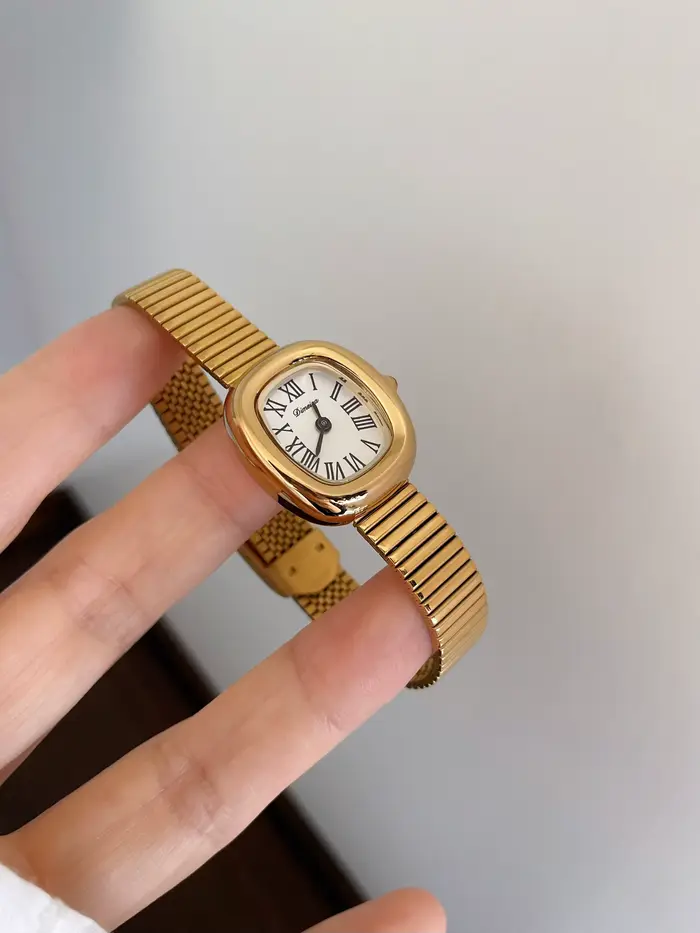Nouveau modèle 2026 : Montre élégante à quartz pour femme avec petit cadran ovale et bracelet en maille d'acier inoxydable – Un cadeau parfait pour les femmes