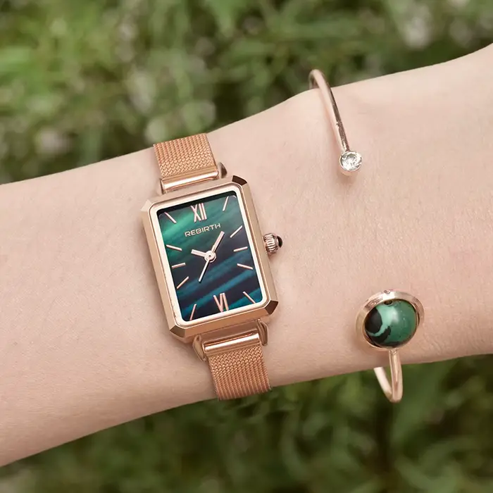 Montre rétro élégante pour femme avec bracelet en acier inoxydable et boîtier en alliage, idéale pour usage quotidien et occasions spéciales