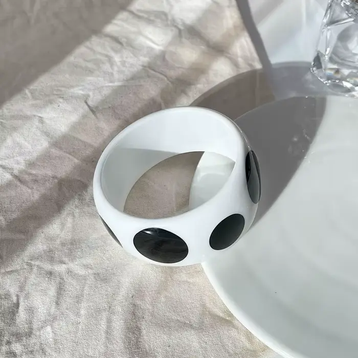 Bracelet géométrique rond en résine acrylique Fuchsia noir et blanc pour femmes