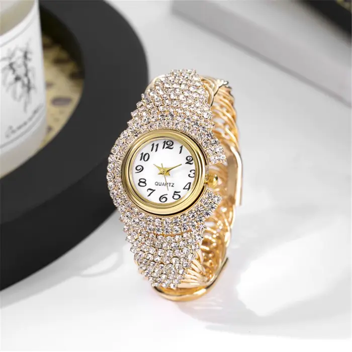 Montre élégante pour femme ornée de strass avec bracelet tendance et mouvement quartz pour occasions spéciales