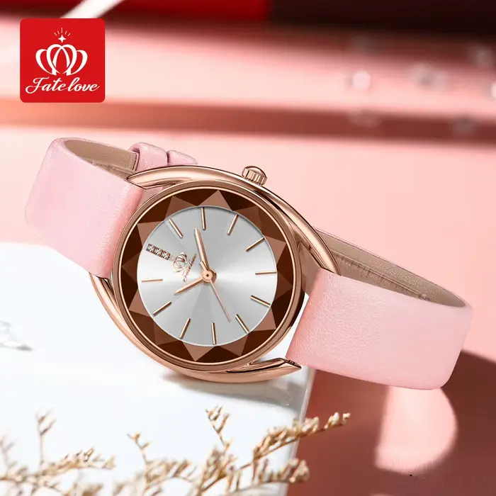 Montre en acier inoxydable avec bracelet en cuir pour femmes, élégante et résistante à l'eau, idéale pour les occasions spéciales et le quotidien