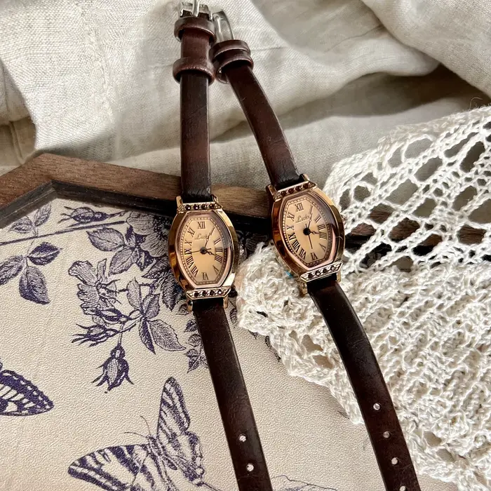 Montre vintage décontractée et élégante pour femmes avec bracelet en cuir marron café et cadran en forme de baril orné de strass pour diverses occasions