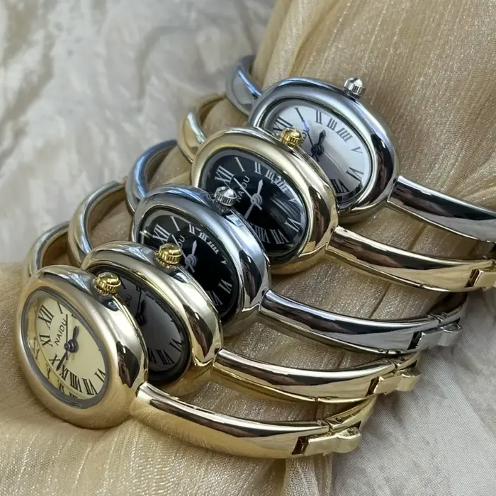Bracelet en acier inoxydable pour femmes style mode et casual mouvement quartz cadran ovale petite taille pour occasions spéciales