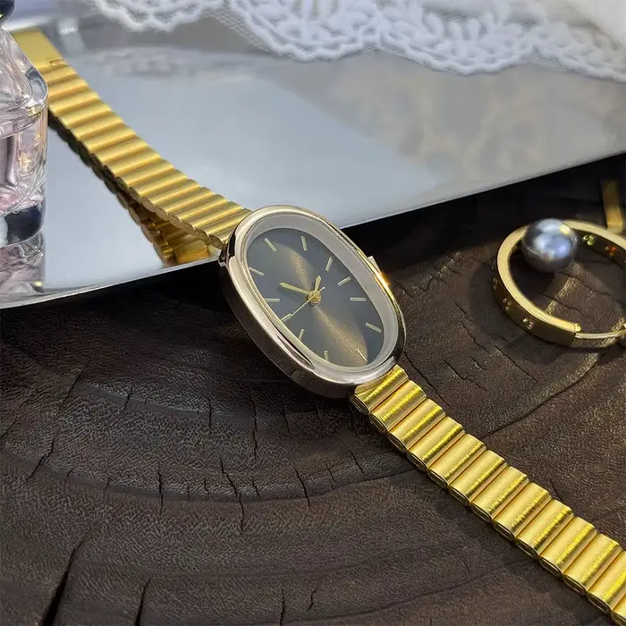 Nouvelle montre à Quartz elliptique de mode rétro dorée dames bracelet en acier