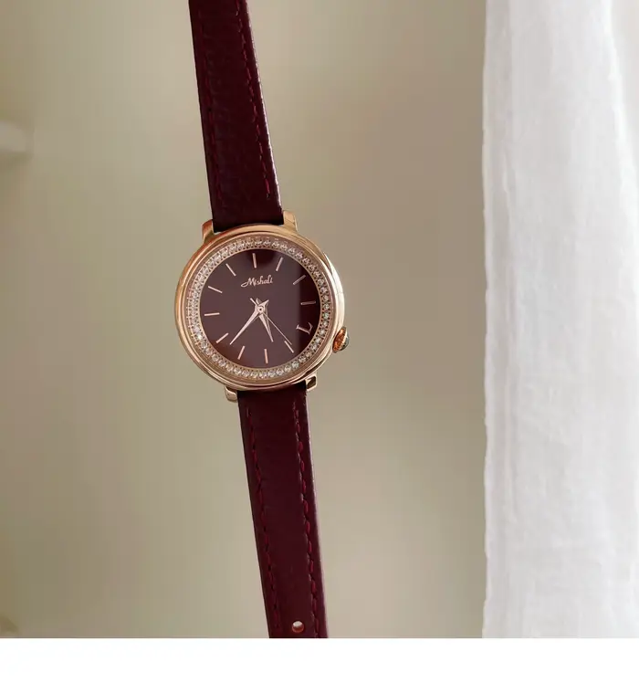 Montre rétro chic à cadran rond bordeaux sertie de diamants pour femmes occasions spéciales