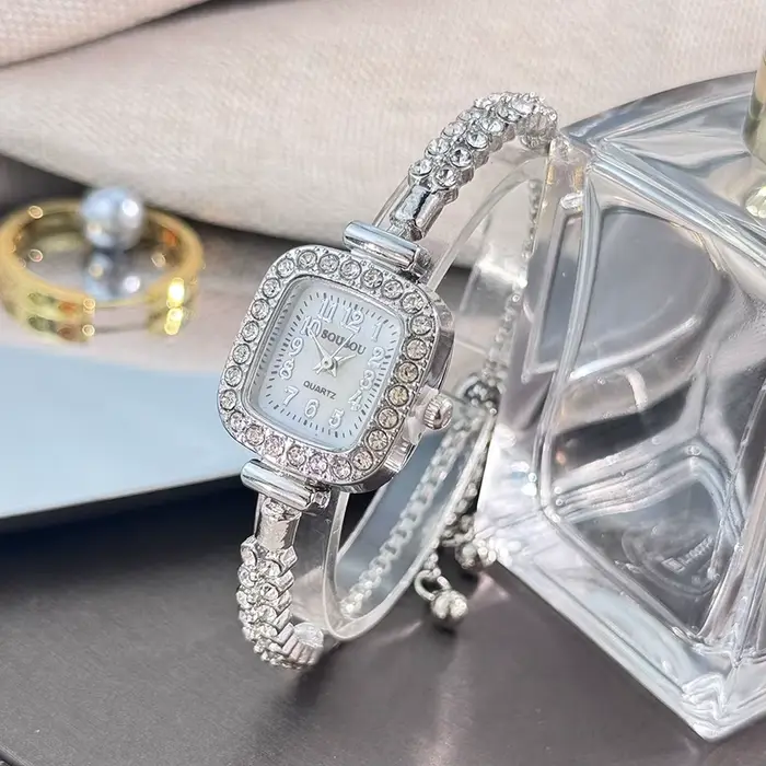 La nouvelle petite montre carrée pour femme comprend un bracelet en diamant à double rangée et des chiffres arabes
