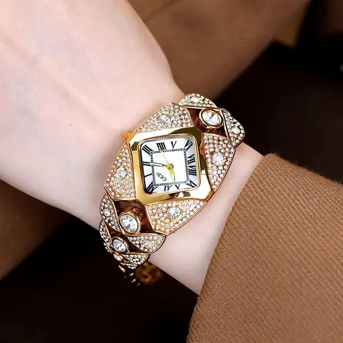 Montre élégante pour femme en acier inoxydable avec mouvement à quartz certifiée CE pour occasions spéciales et activités quotidiennes