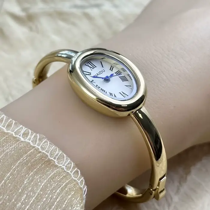 Bracelet en acier inoxydable pour femmes style mode et casual mouvement quartz cadran ovale petite taille pour occasions spéciales