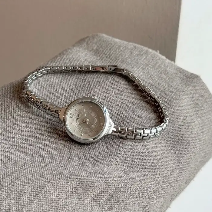 GEDI mode rétro luxe dames montre avec petit cadran rond Bracelet femmes montres et horloges à assortir des tenues 2025 nouveauté