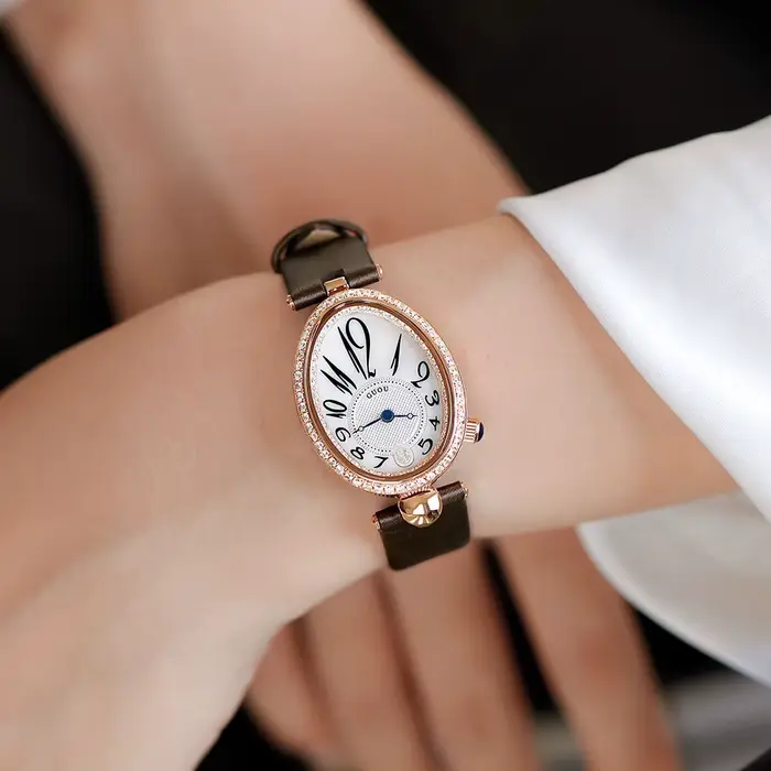 Montre narcloutée en diamant pour femme