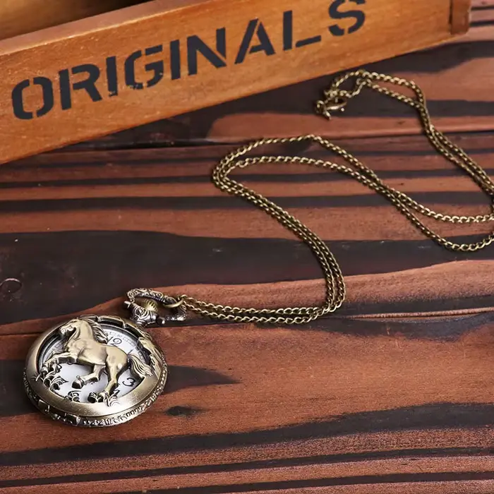 Montre de poche vintage en bronze avec design animal cheval creux pour homme et femme pour occasions spéciales et cadeaux