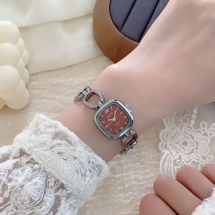 Montre bracelet carrée ajourée argentée pour femme