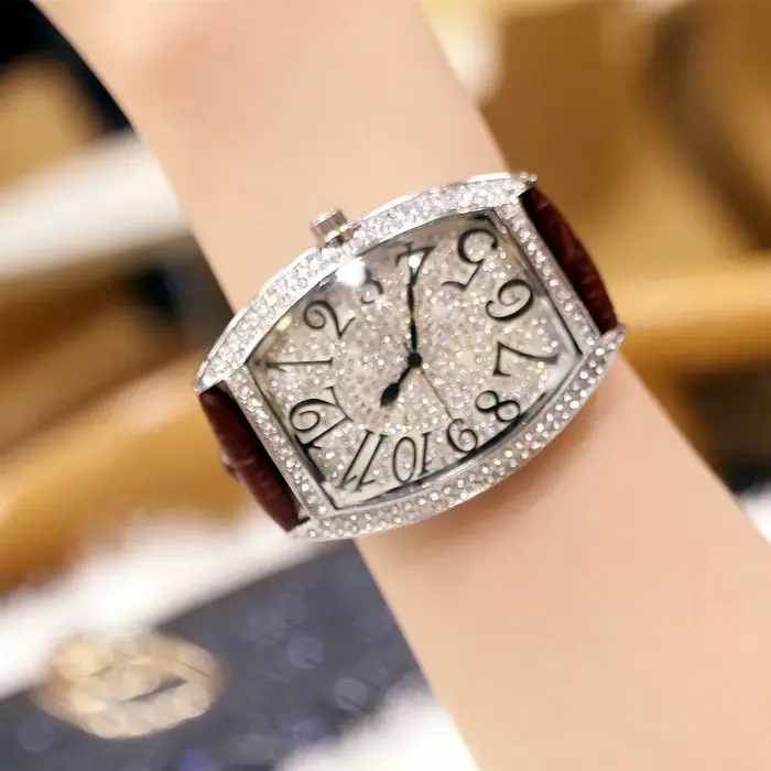 Montre DRNATA Quartz Tonneau avec Cadran Diamant Glacé Luxe pour Hommes Occasions Spéciales Élégante Bracelet Cuir Véritable
