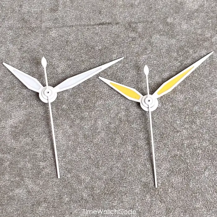 Aiguilles de montre pilote blanches et jaunes