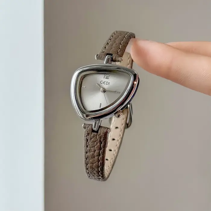 Montre femme de luxe à la mode avec design asymétrique, bracelet en cuir, petit cadran, mouvement à 