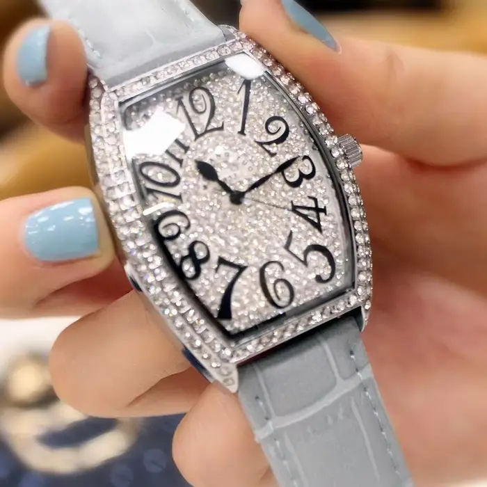 Montre DRNATA Quartz Tonneau avec Cadran Diamant Glacé Luxe pour Hommes Occasions Spéciales Élégante Bracelet Cuir Véritable