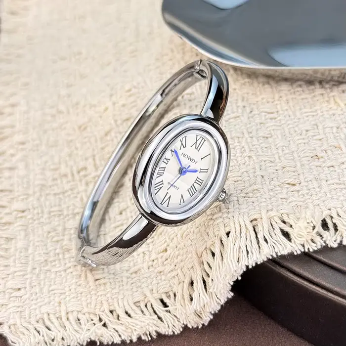 Nouveau style bracelet de baignoire petit cadran exquis et unique lumière luxe femmes haut de gamme chiffres romains montre à quartz ovale