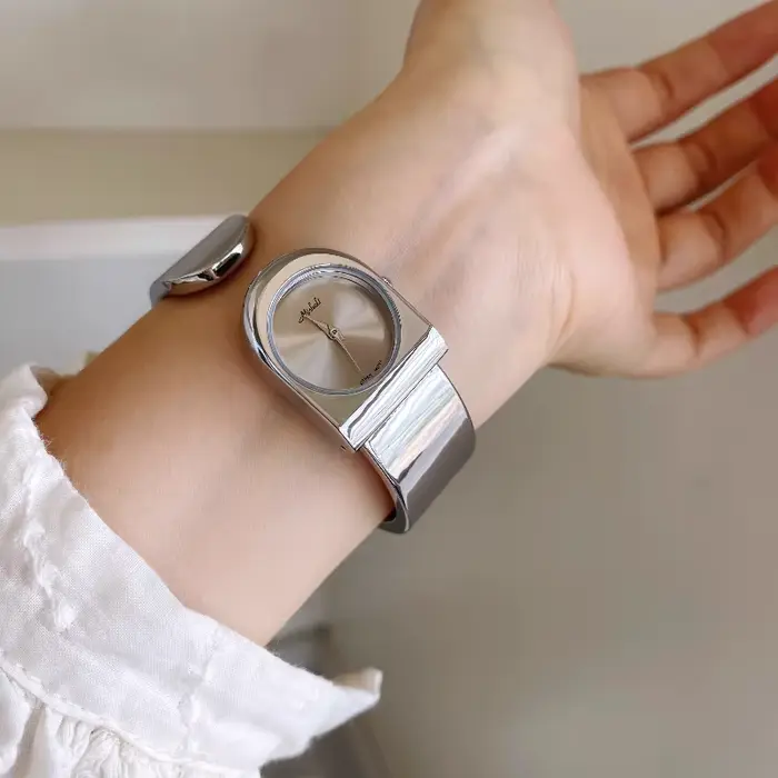 Montre de luxe en alliage avec mouvement quartz résistante à l'eau pour femmes occasions spéciales élégantes à offrir