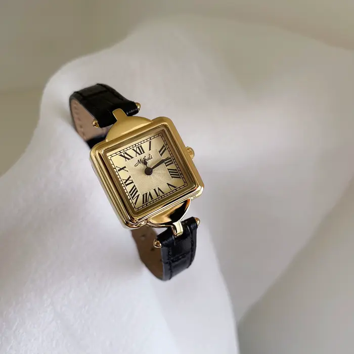 Montre carrée en cuir pour femmes