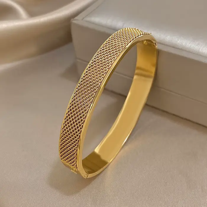 Bracelet large texturé en maille géométrique Unique