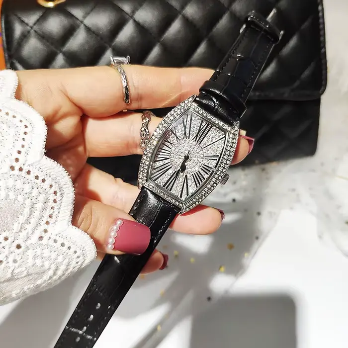 Montre-bracelet de luxe MBT021 en diamant pour femme style moderne occasionnels spéciaux quartz tonneau mode
