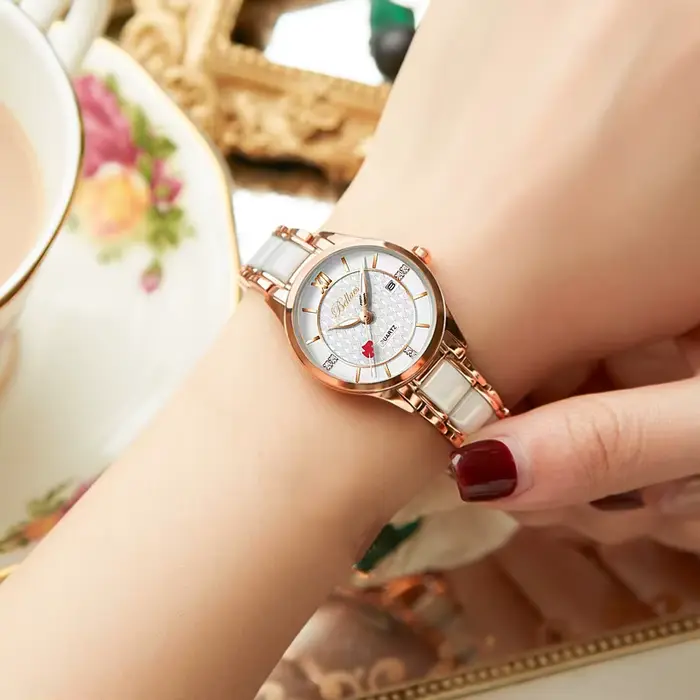 Montre ronde en acier inoxydable quartz pour femme résistante à l'eau avec pointeur cœur pour occasions spéciales et quotidien