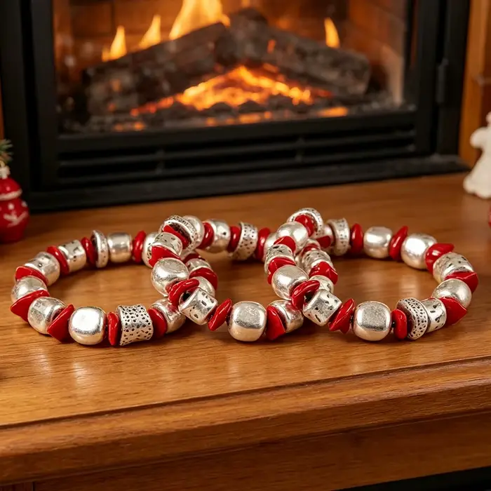 Ensemble de bracelets rouges et argentés vieillis