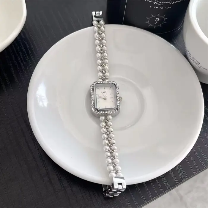 Montre-bracelet carrée pour femme avec mouvement quartz, design vintage et fonction chronomètre pour occasions spéciales et tenues casual