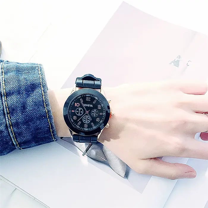 Montre à quartz en silicone blanc pour femmes