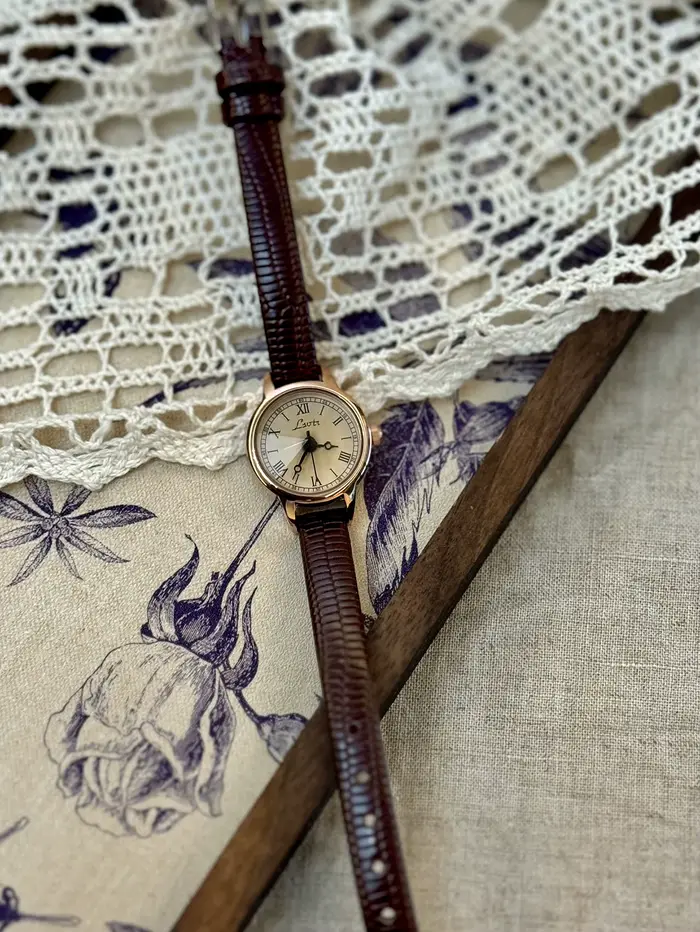 Cette montre pour femme avec bracelet en cuir couleur café de style vintage est décontractée et élégante