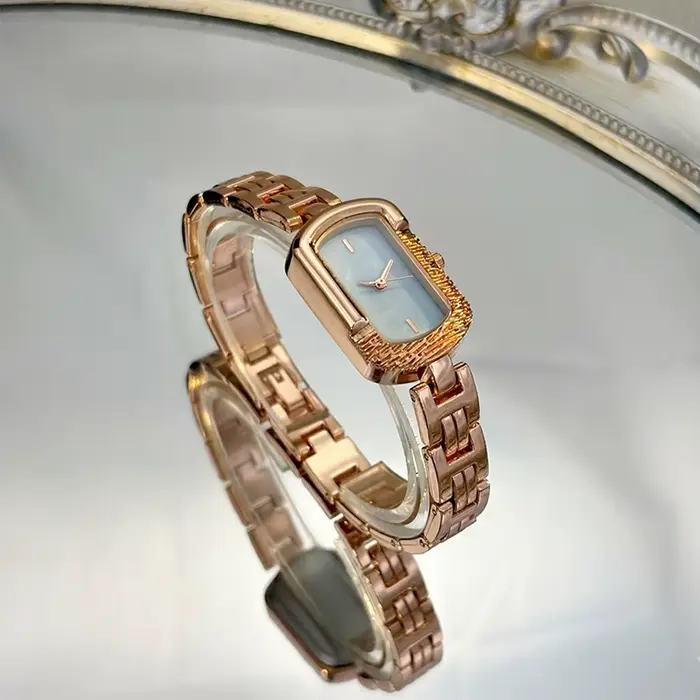 Élégante montre-bracelet rectangulaire vintage pour femmes avec cadran imitation coquille