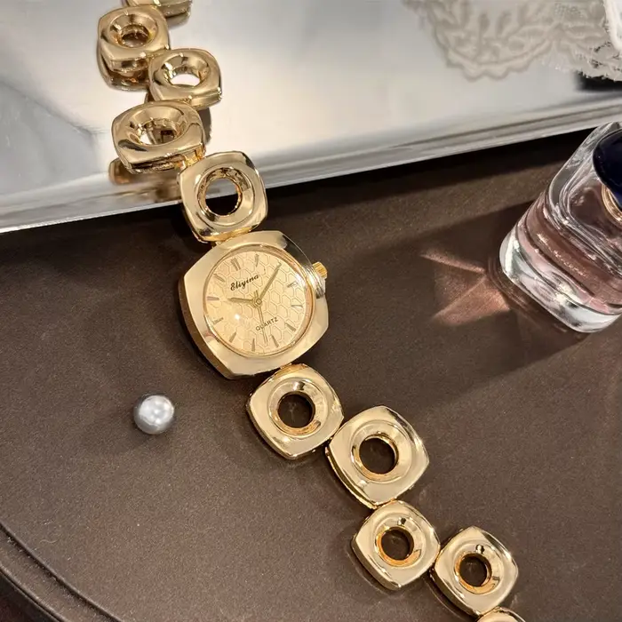Montres élégantes avec des boîtiers carrés-ronds et des chaînes uniques à maillons irréguliers