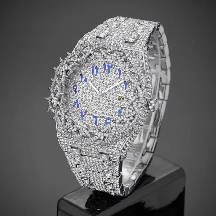 1 montre à quartz pour homme. Nouveau modèle avec bracelet entièrement serti de diamants.