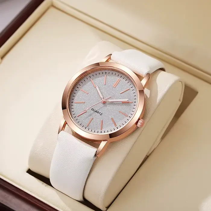 New Simple Women Watches Luxury Design Leather Watch Ladies Quartz Wristwatch Womens Small Round Dial Clock