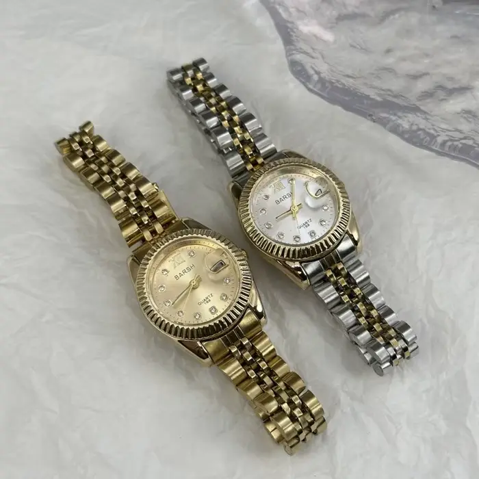 Bande d'acier dorée montre pour femme diamant clouté calendrier