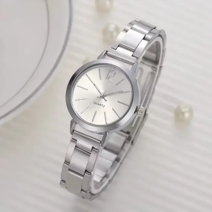 Montre-bracelet quartz analogique pour femme avec bracelet en alliage, design luxueux et finitions soignées pour toutes les occasions élégantes