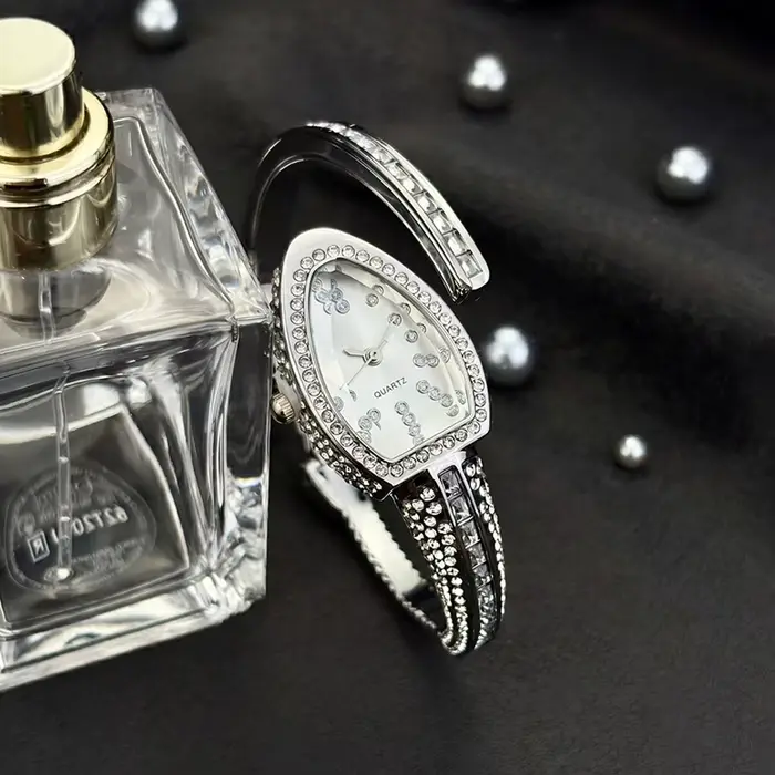 Montre-bracelet de luxe pour femme avec cadran serpentine et diamants sur le côté