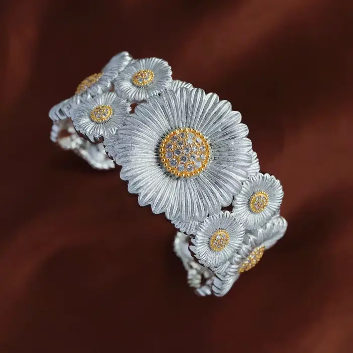 Bracelet large bicolore or et argent avec petites marguerites et diamants pour femme
