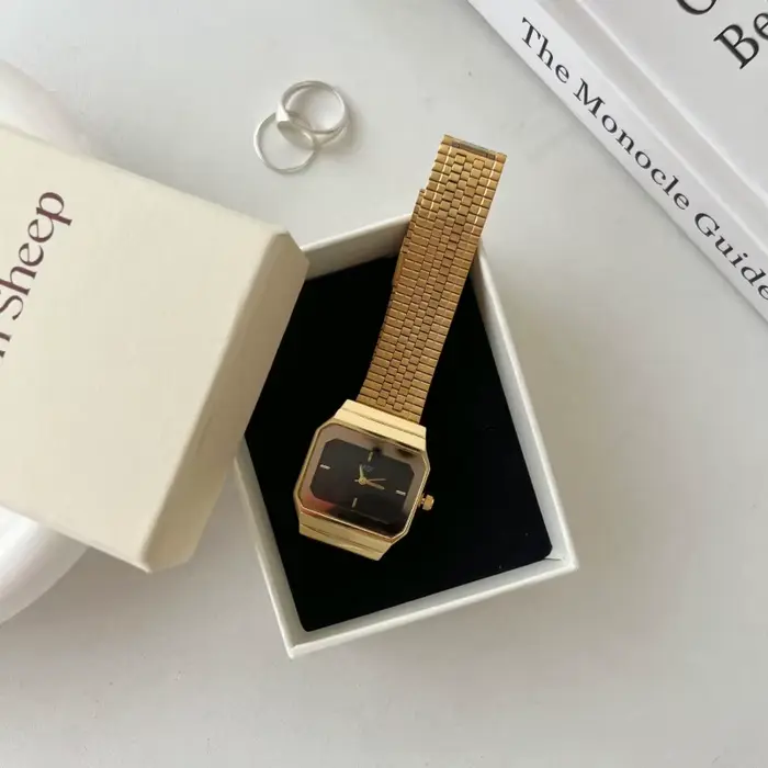 Minimaliste carré luxe petite montre dorée pour les femmes Antique rétro luxe dames montres cadeau R