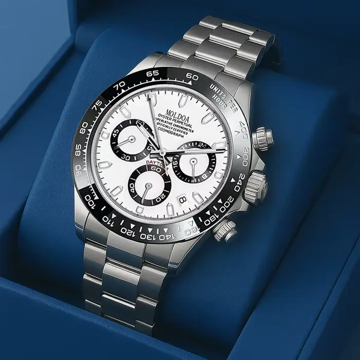 Une montre à quartz multifonctionnelle tendance en acier inoxydable argenté pour hommes avec affichage de points et de lignes.