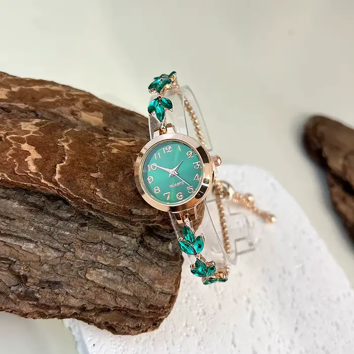 Montre à quartz élégante pour femmes avec bracelet en alliage, cadran classique et diamants incrustés pour femmes occasions spéciales