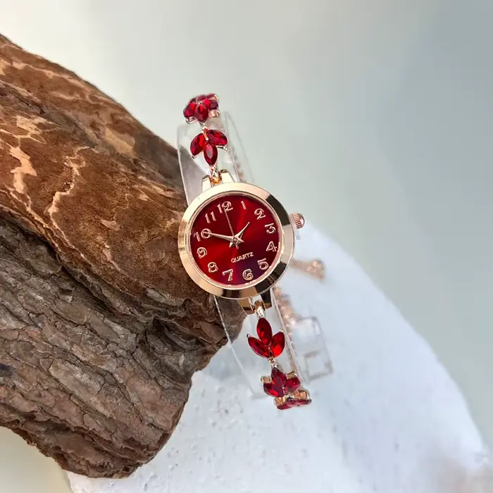 Montre à quartz élégante pour femmes avec bracelet en alliage, cadran classique et diamants incrustés pour femmes occasions spéciales