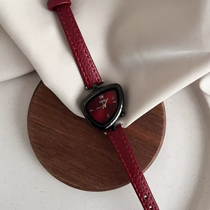 Montre de luxe en laiton avec bracelet en cuir pour femmes élégantes occasions spéciales quartz bronze café ivoire multicolore rose